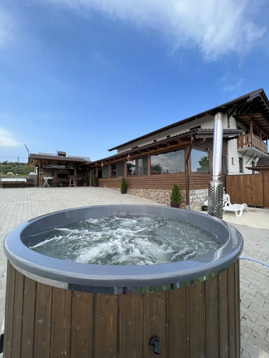Libera 9-11 octombrie . Cabana de inchiriat in Jina,Sibiu,ciubăr jacuzzi. — Jina, Sibiu