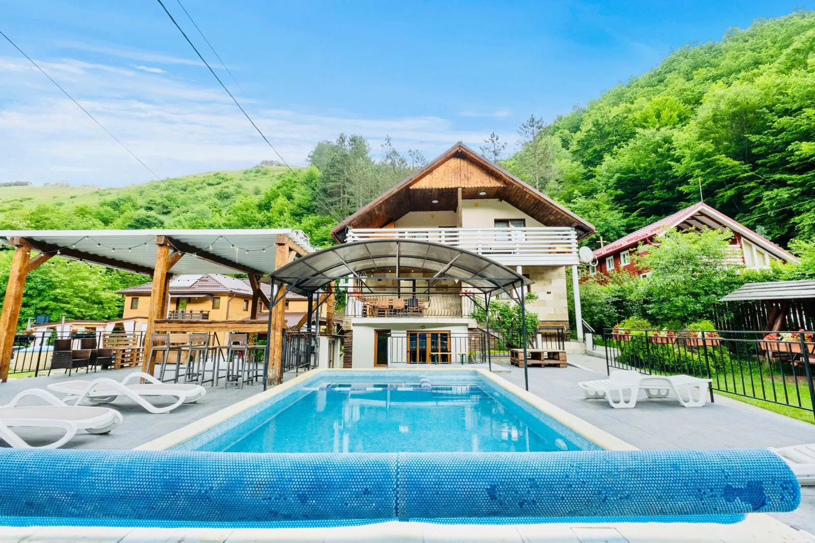 De inchiriat Cabana Gaby cu piscina si ciubar -Baisoara