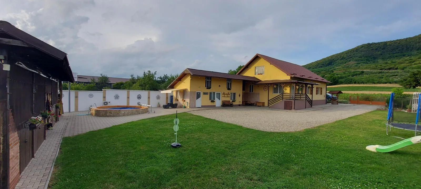 Cabana de închiriat cu ciubăr! Terasa mare încălzită! Ofertă de toamnă  1900 ron  pe week-end! · Tigau, Bistrița-Năsăud — Tigau, Bistrița-Năsăud