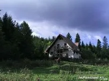 Cabana, chalet cu ciubăr,Bucovina-Gura Humorului-Manastirea Humorului — Manastirea Humorului, Suceava