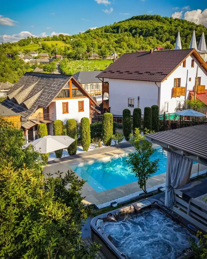 Casa cu Magnolii — Poienile Izei, Maramureș