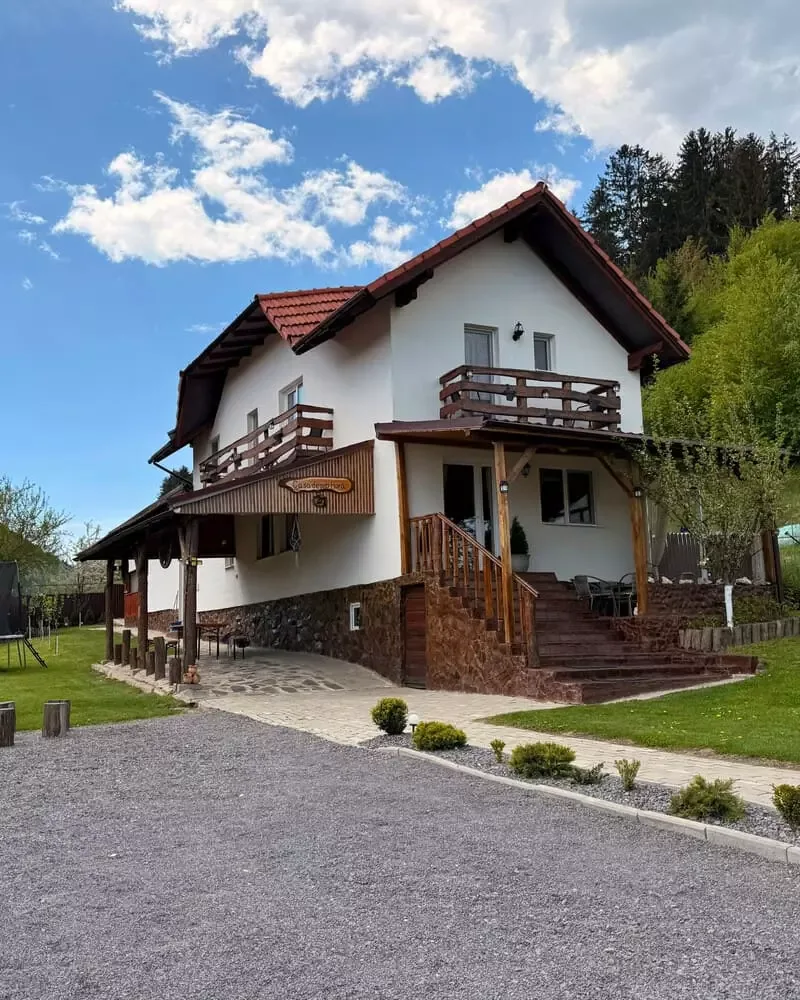 Casa de sub Horă — Zărnești, Brașov
